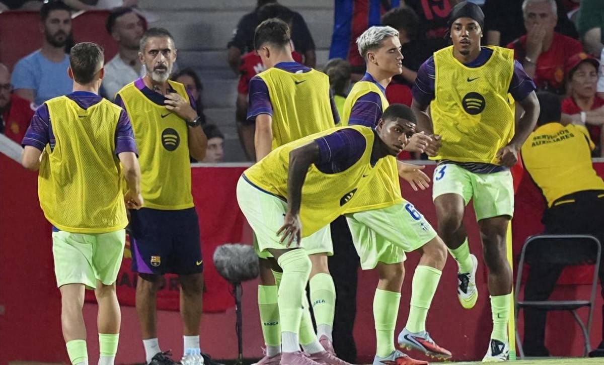 巴萨神锋西甲首秀就这？替补席都坐不稳的水平，巴萨买错人了